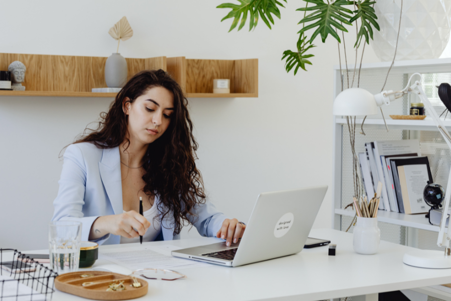 woman working with peppol SMP