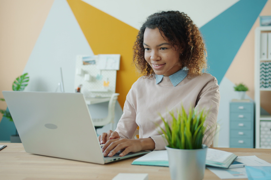 women using invoicing software on laptop